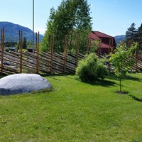 Skigard med impregnert skigardstaur og ståltråd