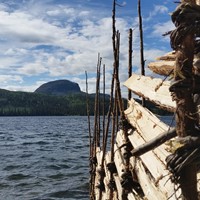 Skigard ved Mellsenn med Rundemellin i bakgrunn. Med einerstaur og vidjesveg som sammenbinding