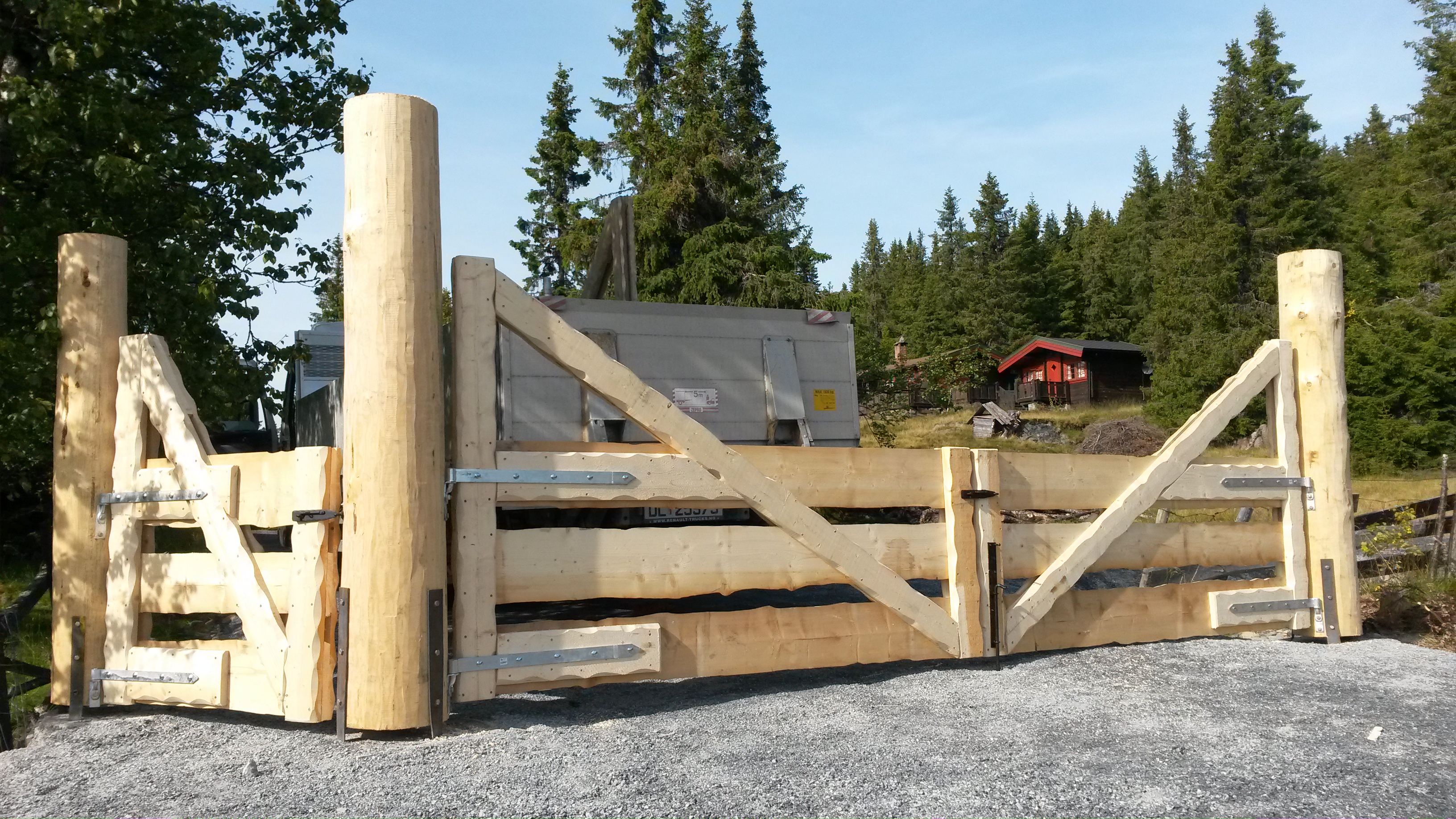 Stor portløsning med gangport som har standard galvaniserte hengsler.