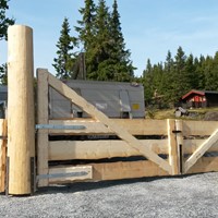 Stor portløsning med gangport som har standard galvaniserte hengsler.