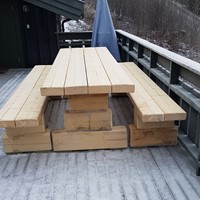 Rastebenk med løse benker, uten ryggstøtte.