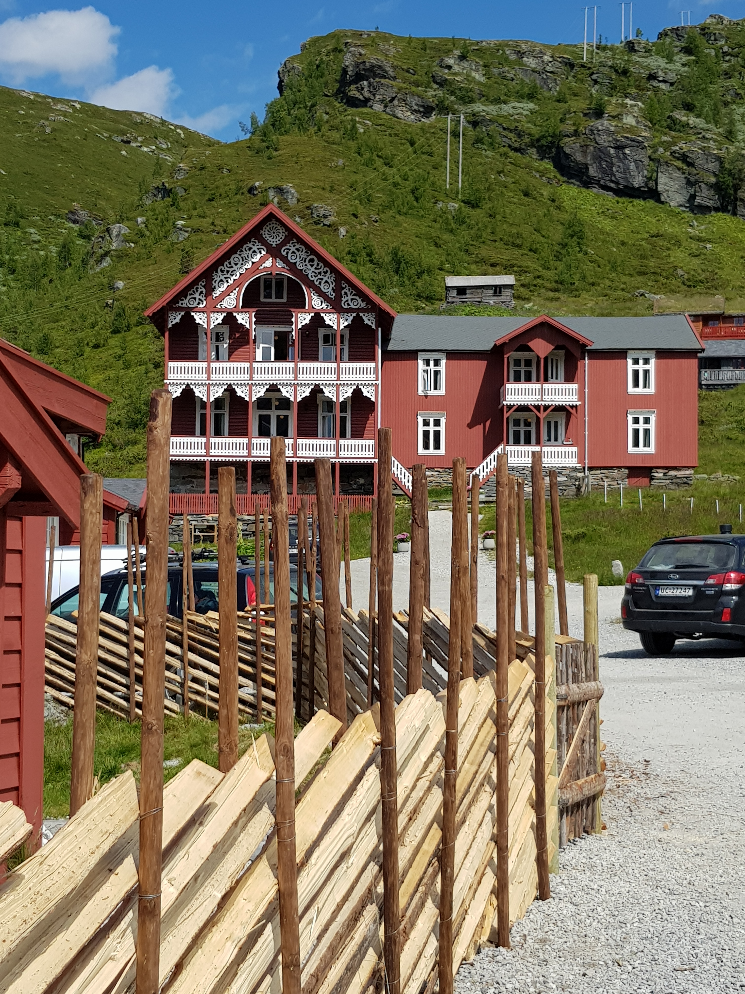 Skigard med brun impregnert skigardstaur, Turtagrø.