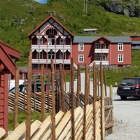 Skigard med brun impregnert skigardstaur, Turtagrø.