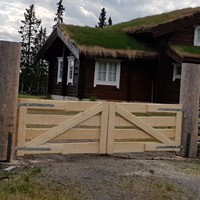Lav port med liggende villmarkspanel og standard galvaniserte hengsler