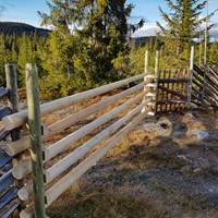 Skigardslee med gangport ved siden.