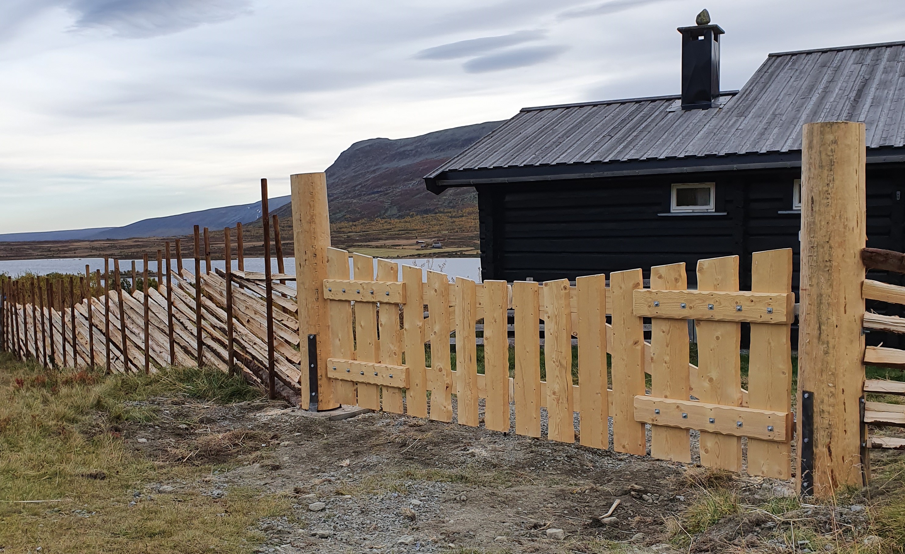 Port med stående villmarkspanel som er høyere på sidene.