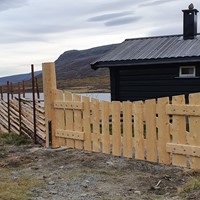 Port med stående villmarkspanel som er høyere på sidene.
