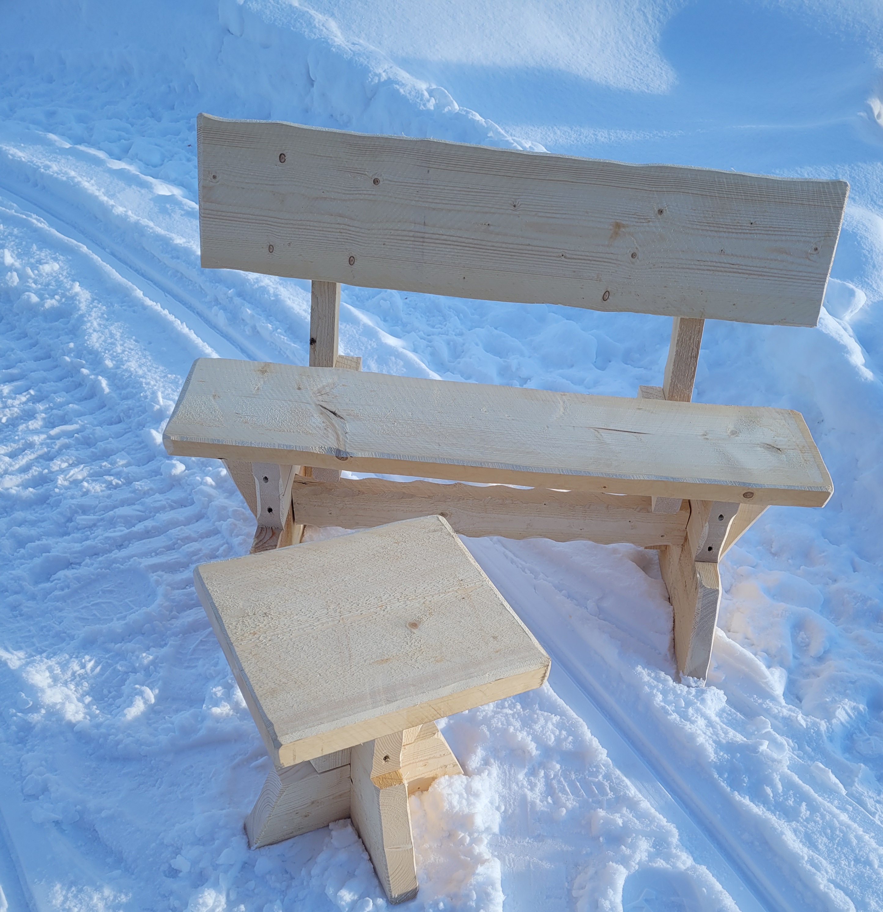 Liten benk med et mini-bord, tar ikke mye plass.
