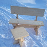 Liten benk med et mini-bord, tar ikke mye plass.