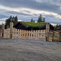 Port med stående villmarkspanel og gangport ved siden